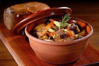 תבשיל בקר עם ירקות שורש ופטריות