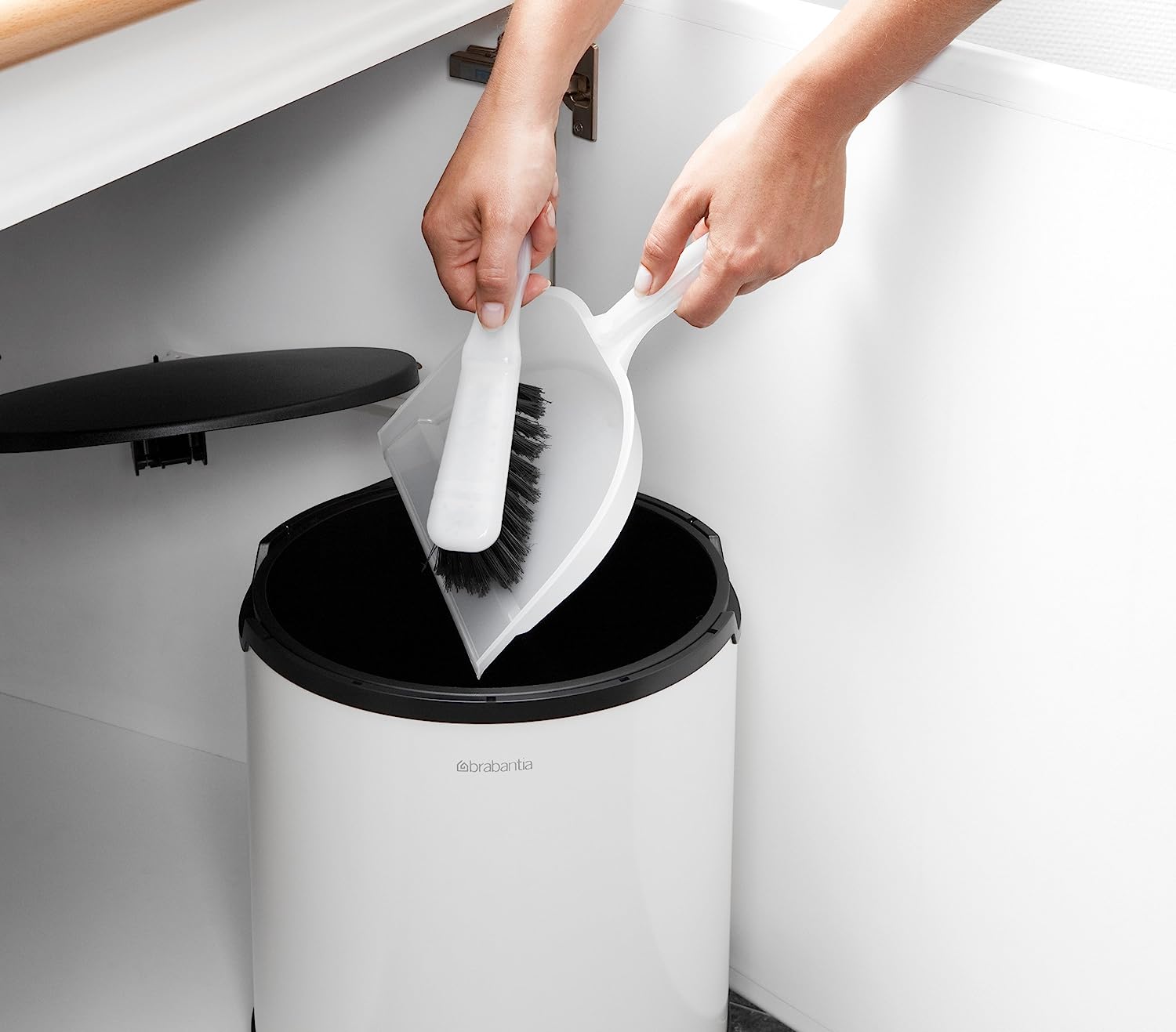 פח אשפה פנימי לארון מטבח לבן - Brabantia - ברבנטיה