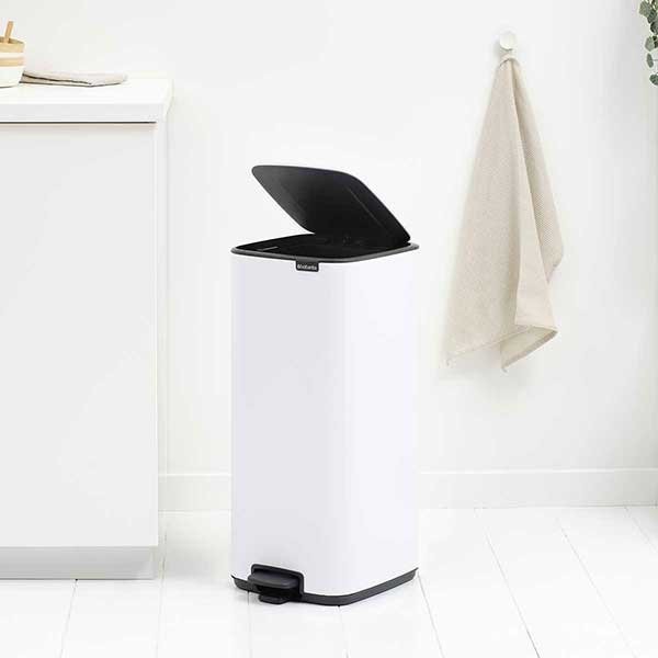 פח אשפה למטבח פדל מרובע 30 ליטר לבן - Brabantia