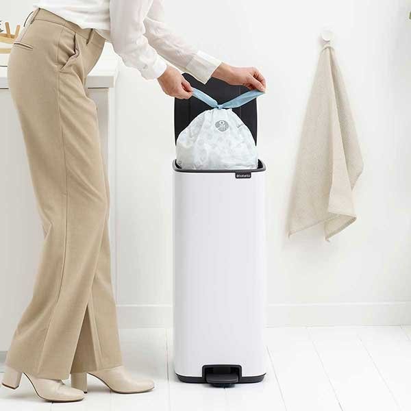 פח אשפה למטבח פדל מרובע 30 ליטר לבן - Brabantia