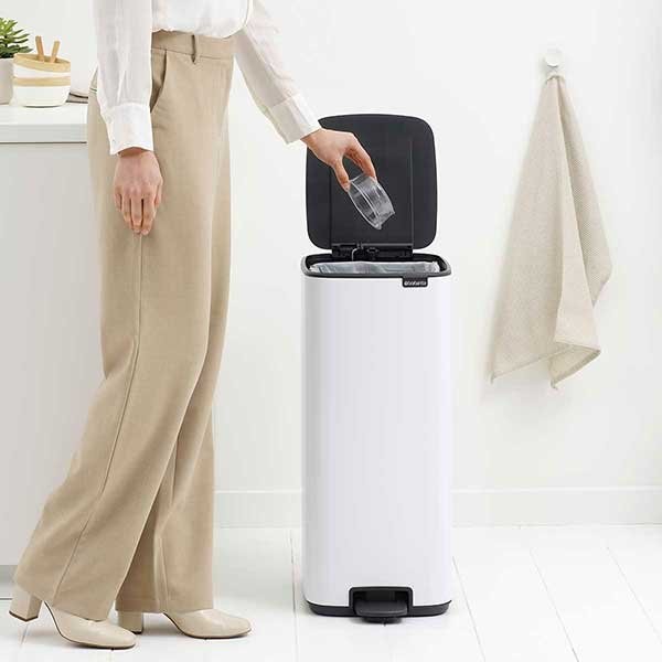 פח אשפה למטבח פדל מרובע 30 ליטר לבן - Brabantia