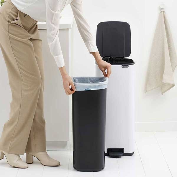 פח אשפה למטבח פדל מרובע 30 ליטר לבן - Brabantia