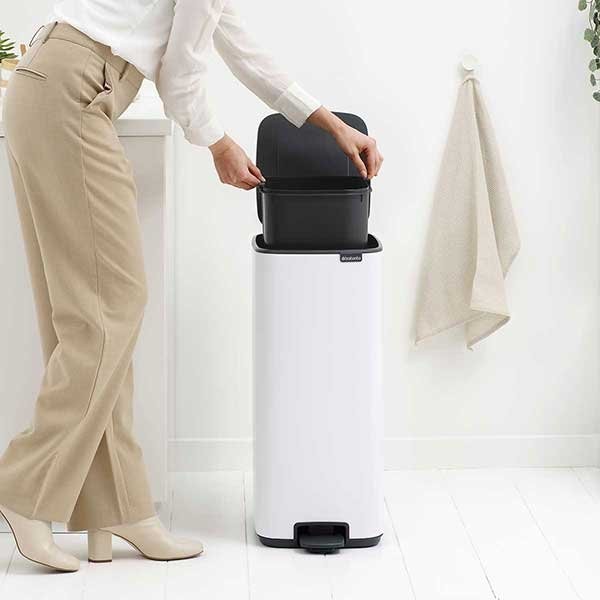 פח אשפה למטבח פדל מרובע 30 ליטר לבן - Brabantia