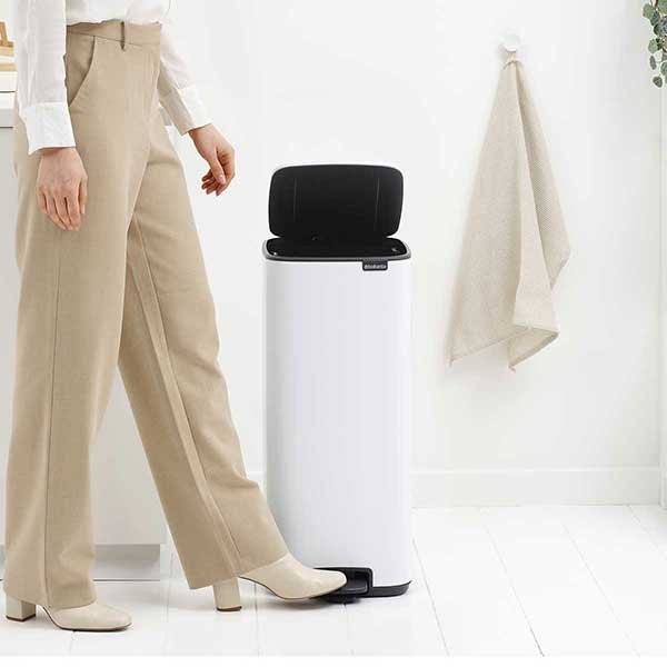 פח אשפה למטבח פדל מרובע 30 ליטר לבן - Brabantia