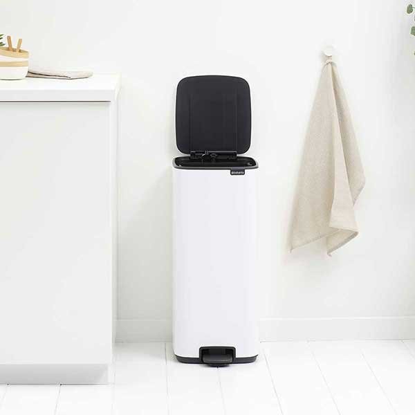 פח אשפה למטבח פדל מרובע 30 ליטר לבן - Brabantia