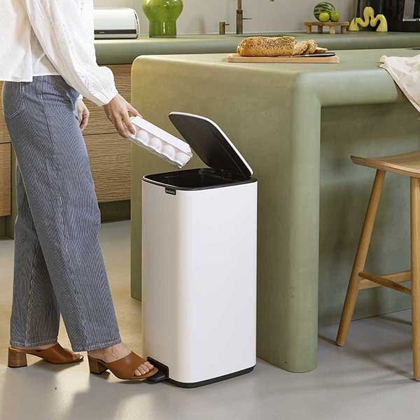 פח אשפה למטבח פדל מרובע 30 ליטר לבן - Brabantia